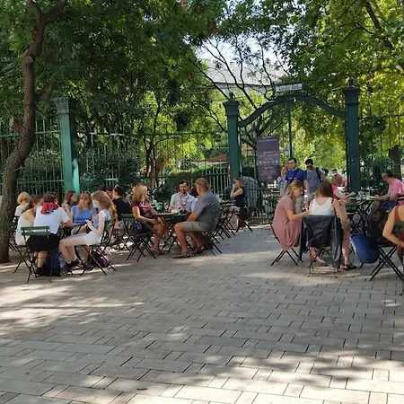 Karolyi Garden Great Jacuzzi+a/c Διαμέρισμα Βουδαπέστη