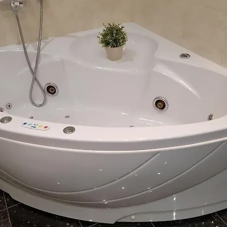 Διαμέρισμα Karolyi Garden Great Jacuzzi+a/c