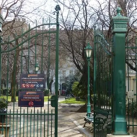Διαμέρισμα Karolyi Garden Great Jacuzzi+a/c
