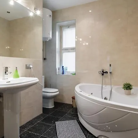 Karolyi Garden Great Jacuzzi+a/c Διαμέρισμα Βουδαπέστη