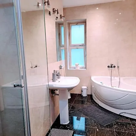 Karolyi Garden Great Jacuzzi+a/c Διαμέρισμα